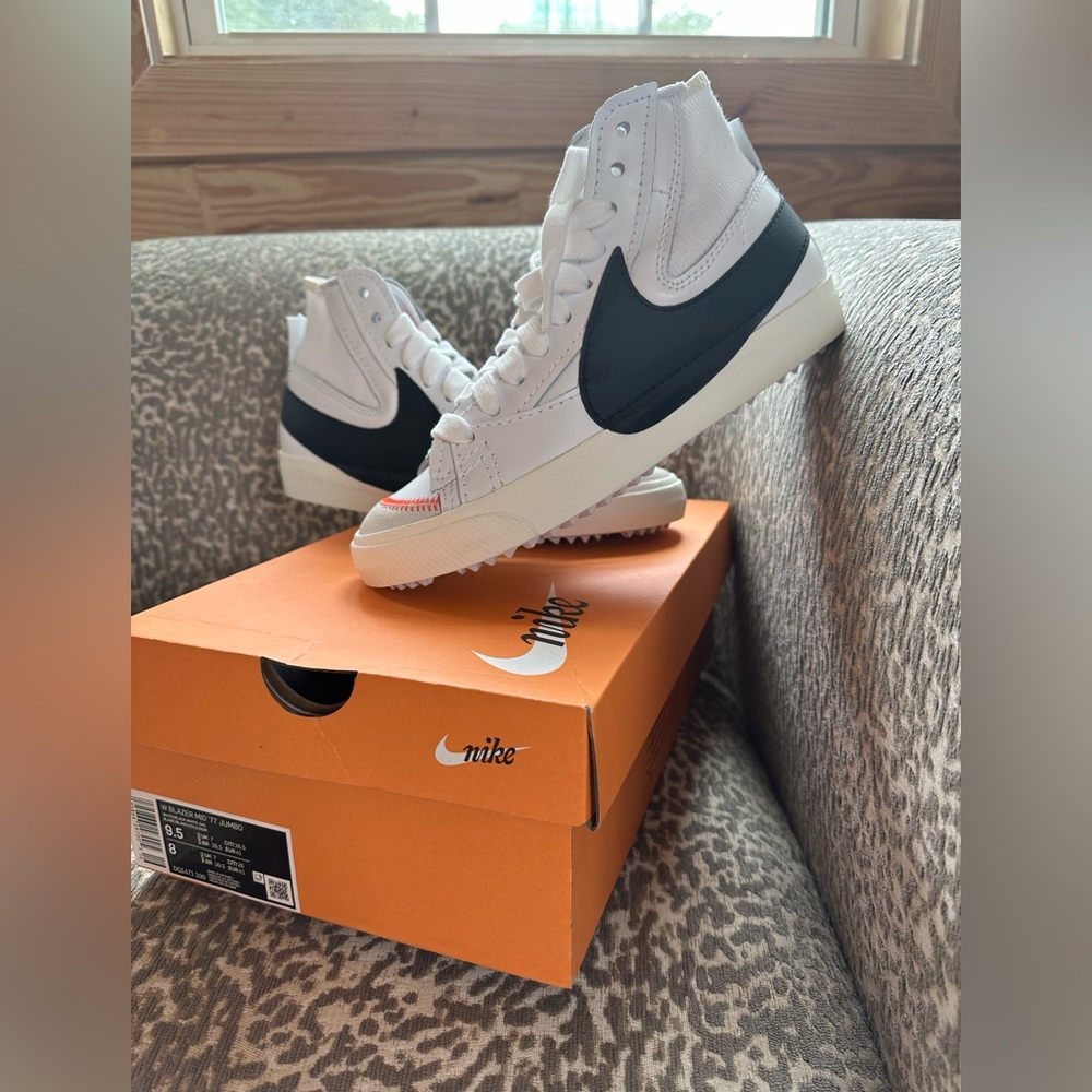NIKE BLAZER MID ‘77 JUMBO:9.5 WMNS 8 MENS.WHITE W/OVERSIZED SWOOSH DESIGN IN BLK